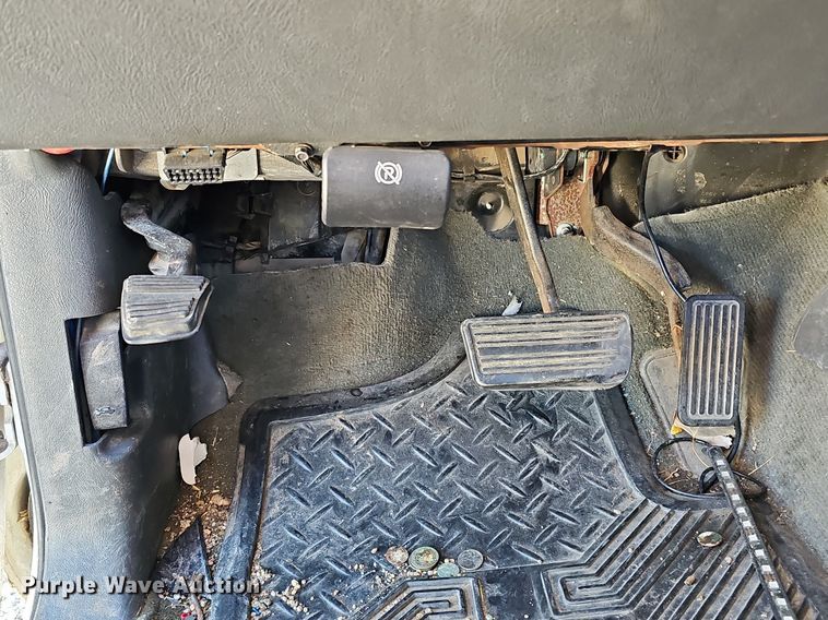 image for item MH9438 2004 Chevrolet Silverado 1500  Ext. Cab pickup truck