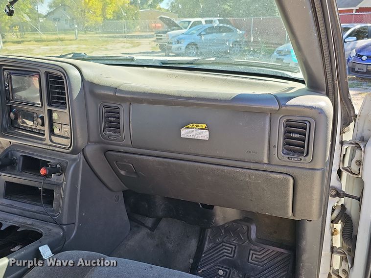 image for item MH9438 2004 Chevrolet Silverado 1500  Ext. Cab pickup truck