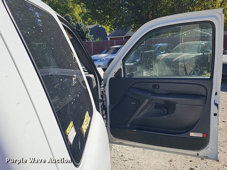 image for item MH9438 2004 Chevrolet Silverado 1500  Ext. Cab pickup truck