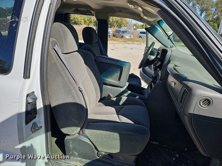 image for item MH9438 2004 Chevrolet Silverado 1500  Ext. Cab pickup truck