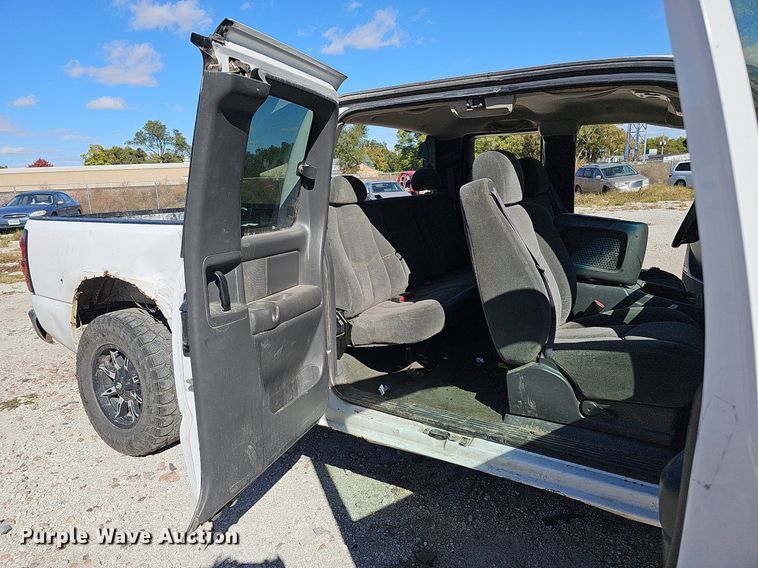 image for item MH9438 2004 Chevrolet Silverado 1500  Ext. Cab pickup truck