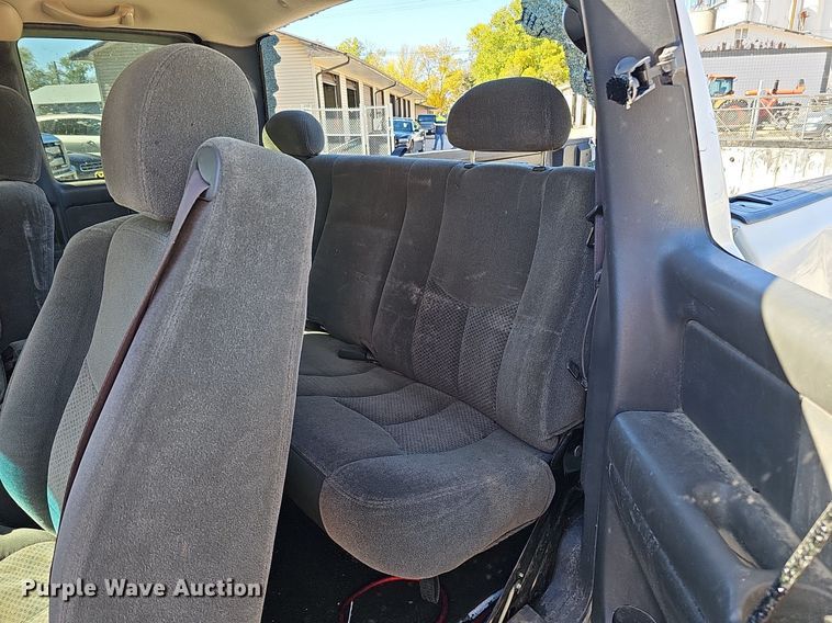 image for item MH9438 2004 Chevrolet Silverado 1500  Ext. Cab pickup truck