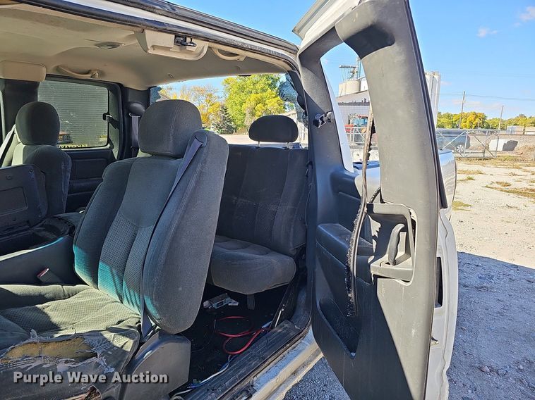 image for item MH9438 2004 Chevrolet Silverado 1500  Ext. Cab pickup truck