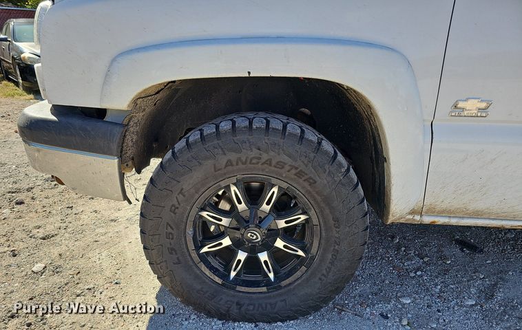 image for item MH9438 2004 Chevrolet Silverado 1500  Ext. Cab pickup truck