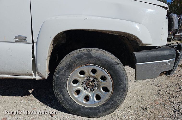 image for item MH9438 2004 Chevrolet Silverado 1500  Ext. Cab pickup truck