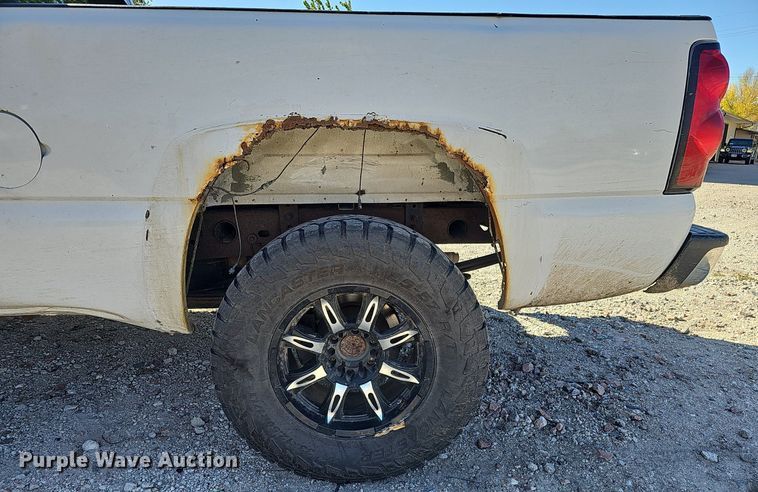 image for item MH9438 2004 Chevrolet Silverado 1500  Ext. Cab pickup truck