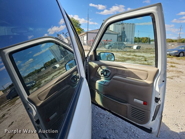 image for item MH9440 1999 Chevrolet Tahoe LS  SUV