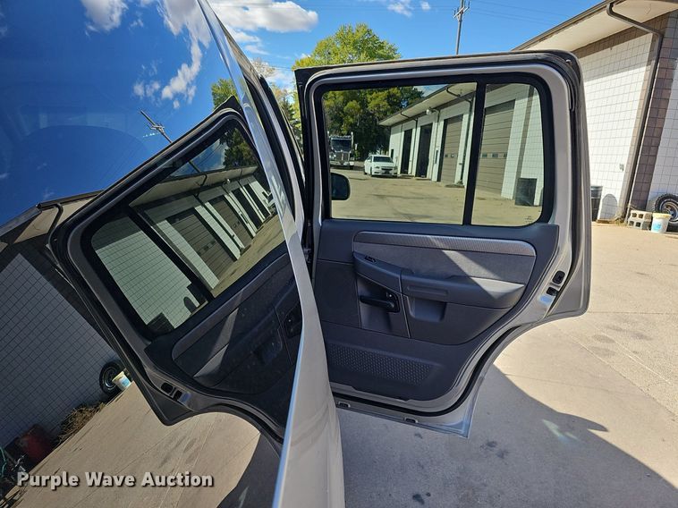 image for item MH9441 2004 Ford Explorer XLT  SUV