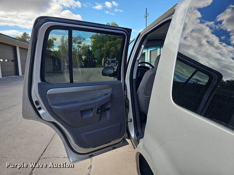 image for item MH9441 2004 Ford Explorer XLT  SUV