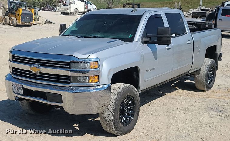 image for item MJ9423 2015 Chevrolet Silverado 2500HD  Crew Cab pickup truck