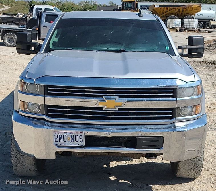 image for item MJ9423 2015 Chevrolet Silverado 2500HD  Crew Cab pickup truck