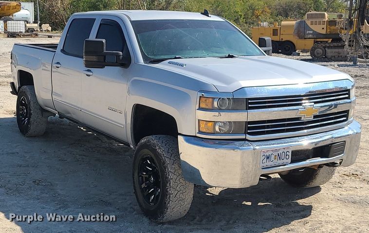 image for item MJ9423 2015 Chevrolet Silverado 2500HD  Crew Cab pickup truck