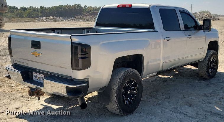 image for item MJ9423 2015 Chevrolet Silverado 2500HD  Crew Cab pickup truck