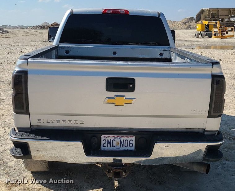 image for item MJ9423 2015 Chevrolet Silverado 2500HD  Crew Cab pickup truck