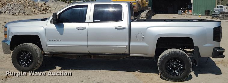 image for item MJ9423 2015 Chevrolet Silverado 2500HD  Crew Cab pickup truck