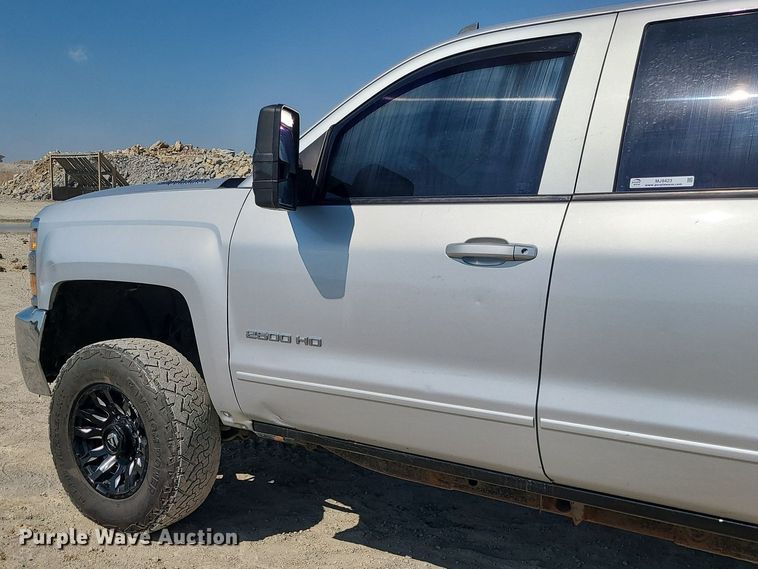 image for item MJ9423 2015 Chevrolet Silverado 2500HD  Crew Cab pickup truck