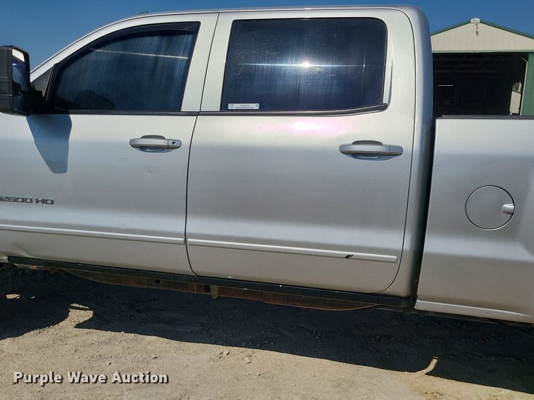 image for item MJ9423 2015 Chevrolet Silverado 2500HD  Crew Cab pickup truck