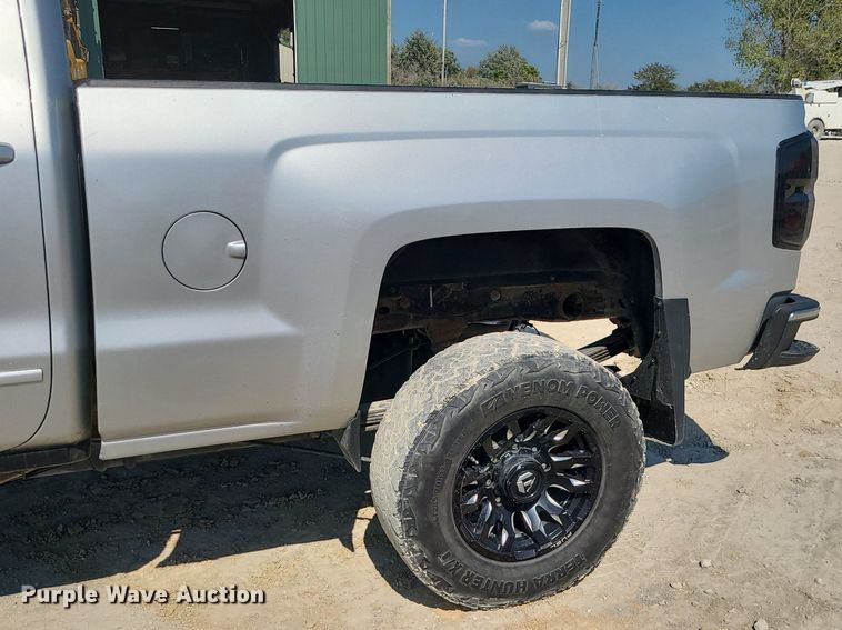 image for item MJ9423 2015 Chevrolet Silverado 2500HD  Crew Cab pickup truck