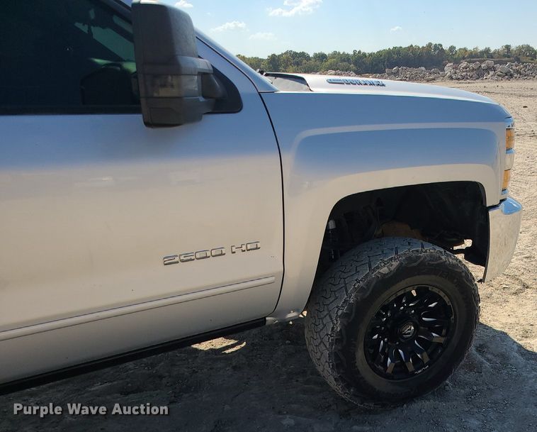 image for item MJ9423 2015 Chevrolet Silverado 2500HD  Crew Cab pickup truck