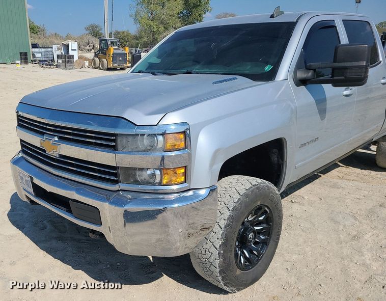 image for item MJ9423 2015 Chevrolet Silverado 2500HD  Crew Cab pickup truck