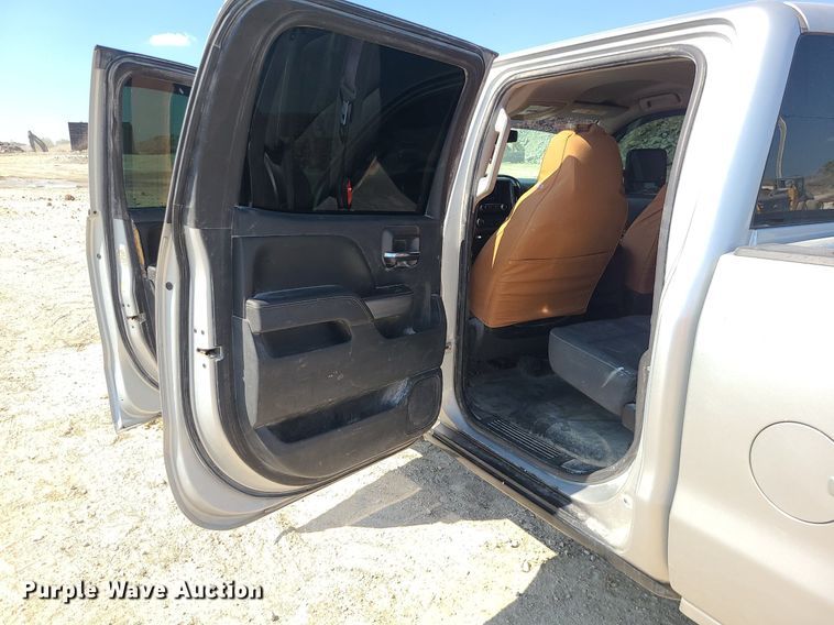 image for item MJ9423 2015 Chevrolet Silverado 2500HD  Crew Cab pickup truck