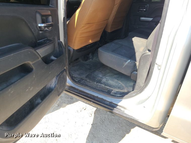 image for item MJ9423 2015 Chevrolet Silverado 2500HD  Crew Cab pickup truck