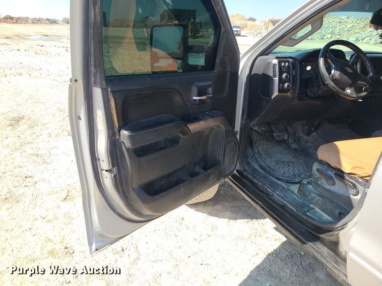 image for item MJ9423 2015 Chevrolet Silverado 2500HD  Crew Cab pickup truck