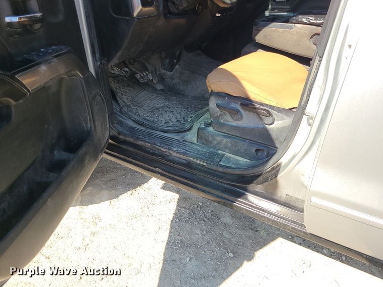 image for item MJ9423 2015 Chevrolet Silverado 2500HD  Crew Cab pickup truck