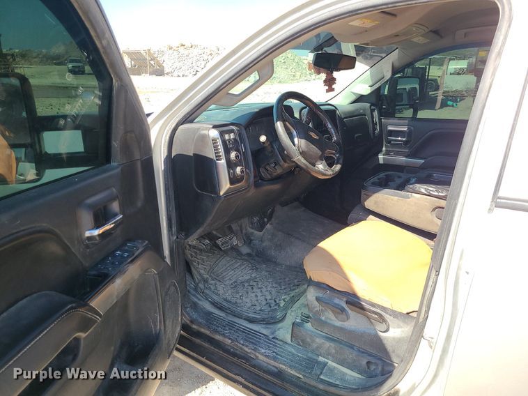 image for item MJ9423 2015 Chevrolet Silverado 2500HD  Crew Cab pickup truck