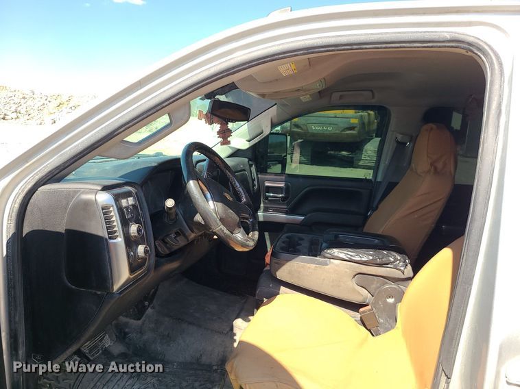 image for item MJ9423 2015 Chevrolet Silverado 2500HD  Crew Cab pickup truck