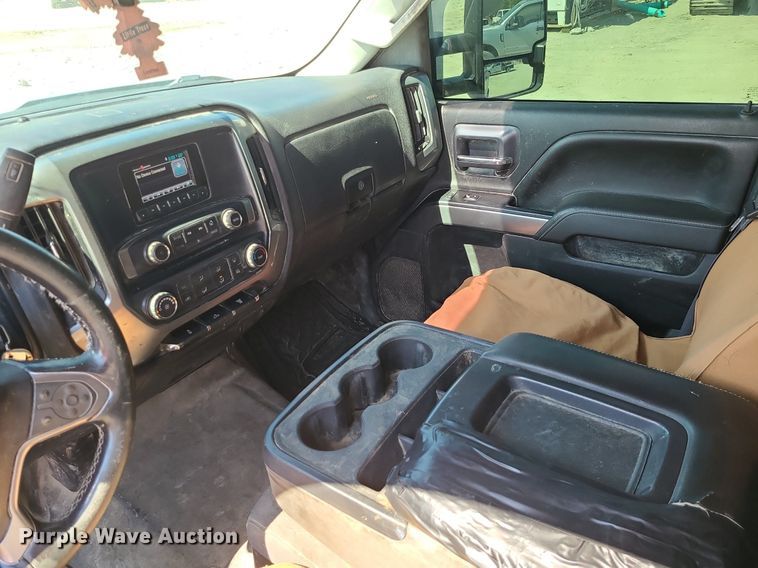 image for item MJ9423 2015 Chevrolet Silverado 2500HD  Crew Cab pickup truck