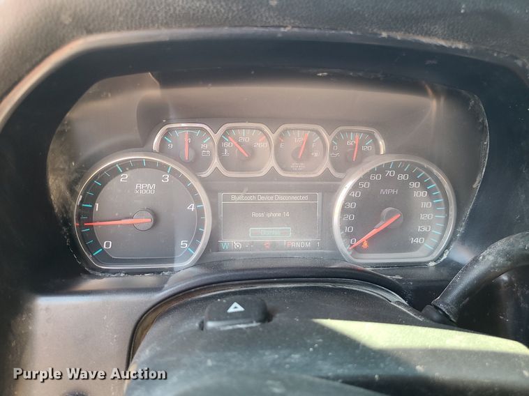 image for item MJ9423 2015 Chevrolet Silverado 2500HD  Crew Cab pickup truck