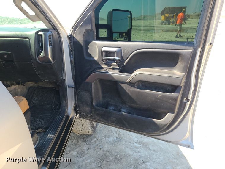 image for item MJ9423 2015 Chevrolet Silverado 2500HD  Crew Cab pickup truck