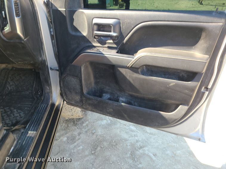 image for item MJ9423 2015 Chevrolet Silverado 2500HD  Crew Cab pickup truck