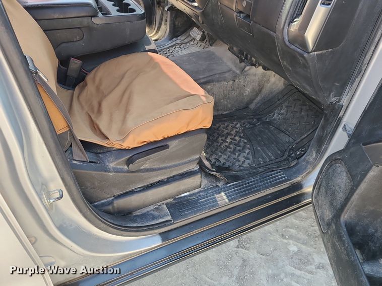 image for item MJ9423 2015 Chevrolet Silverado 2500HD  Crew Cab pickup truck