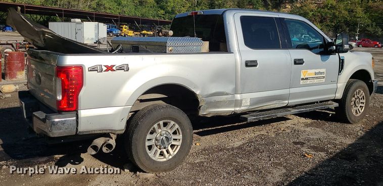 image for item MJ9427 2017 Ford F250 Super Duty XLT  Crew Cab pickup truck