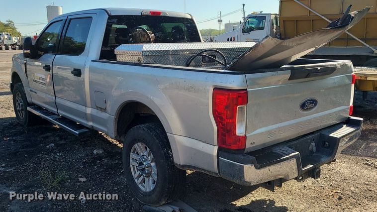 image for item MJ9427 2017 Ford F250 Super Duty XLT  Crew Cab pickup truck