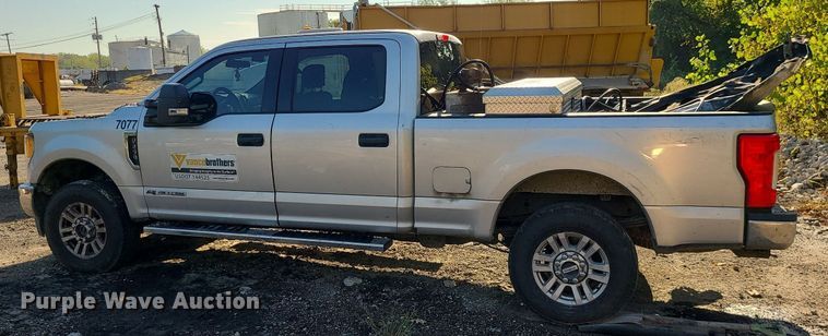 image for item MJ9427 2017 Ford F250 Super Duty XLT  Crew Cab pickup truck