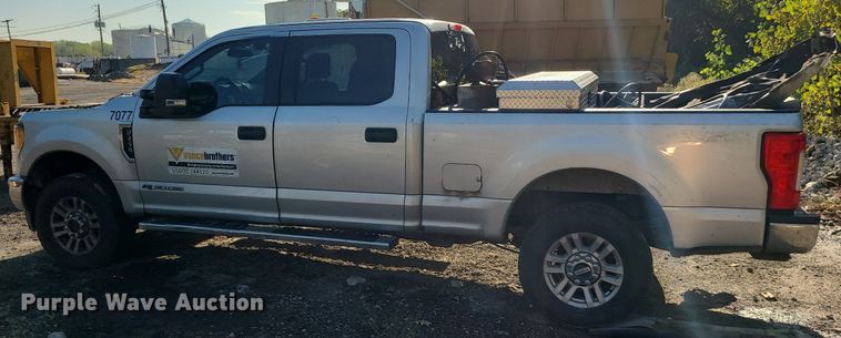 image for item MJ9427 2017 Ford F250 Super Duty XLT  Crew Cab pickup truck