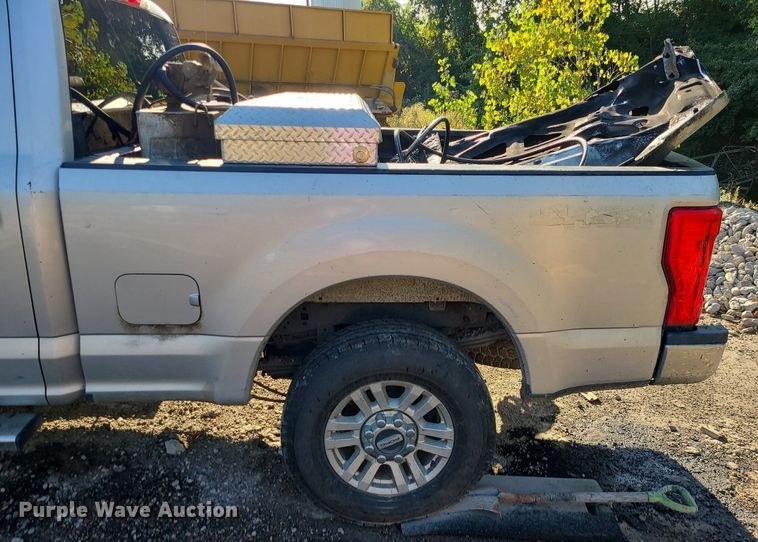 image for item MJ9427 2017 Ford F250 Super Duty XLT  Crew Cab pickup truck