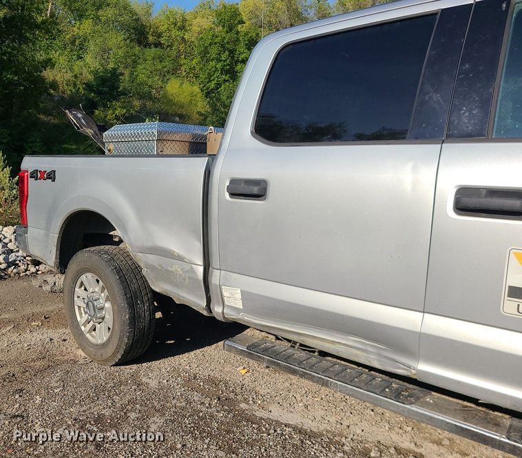 image for item MJ9427 2017 Ford F250 Super Duty XLT  Crew Cab pickup truck