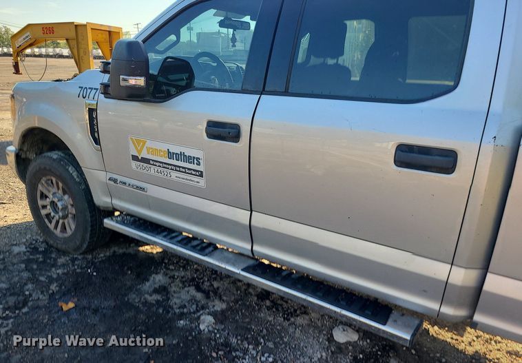 image for item MJ9427 2017 Ford F250 Super Duty XLT  Crew Cab pickup truck