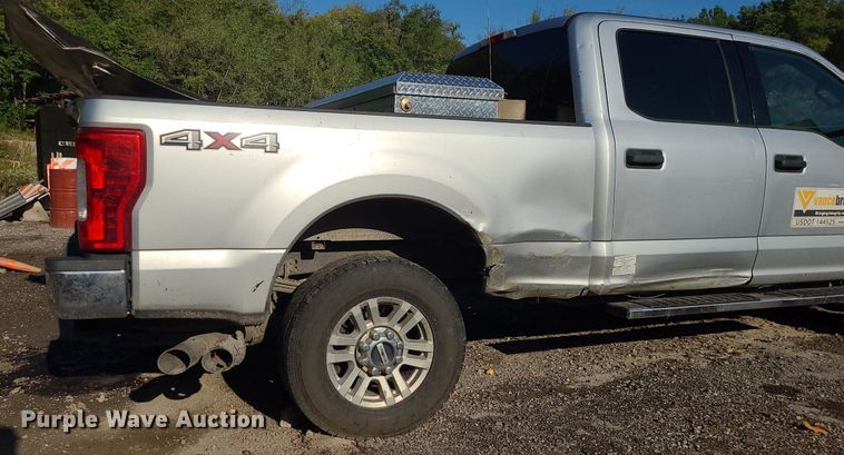 image for item MJ9427 2017 Ford F250 Super Duty XLT  Crew Cab pickup truck