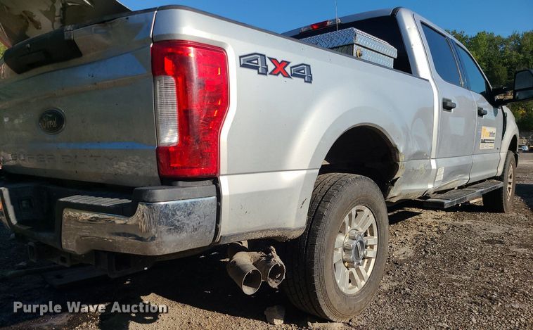 image for item MJ9427 2017 Ford F250 Super Duty XLT  Crew Cab pickup truck