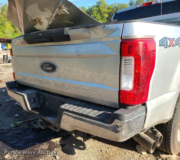 image for item MJ9427 2017 Ford F250 Super Duty XLT  Crew Cab pickup truck