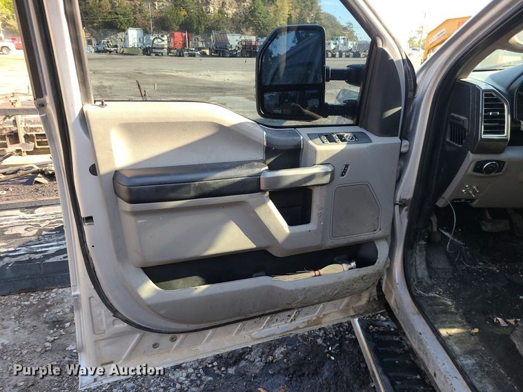 image for item MJ9427 2017 Ford F250 Super Duty XLT  Crew Cab pickup truck