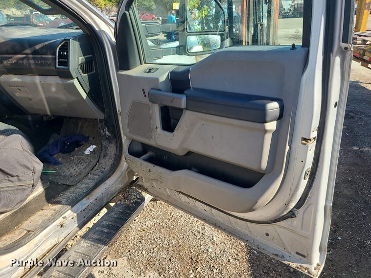 image for item MJ9427 2017 Ford F250 Super Duty XLT  Crew Cab pickup truck