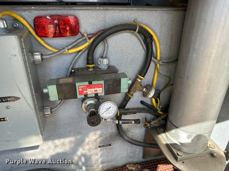 image for item ML9108 1985 Mack MC686FC  rescue vehicle