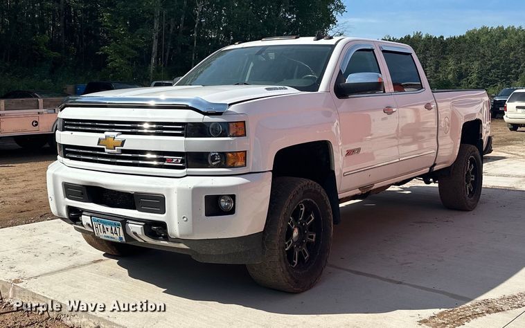 image for item MQ9437 2015 Chevrolet Silverado 2500  Crew Cab pickup truck