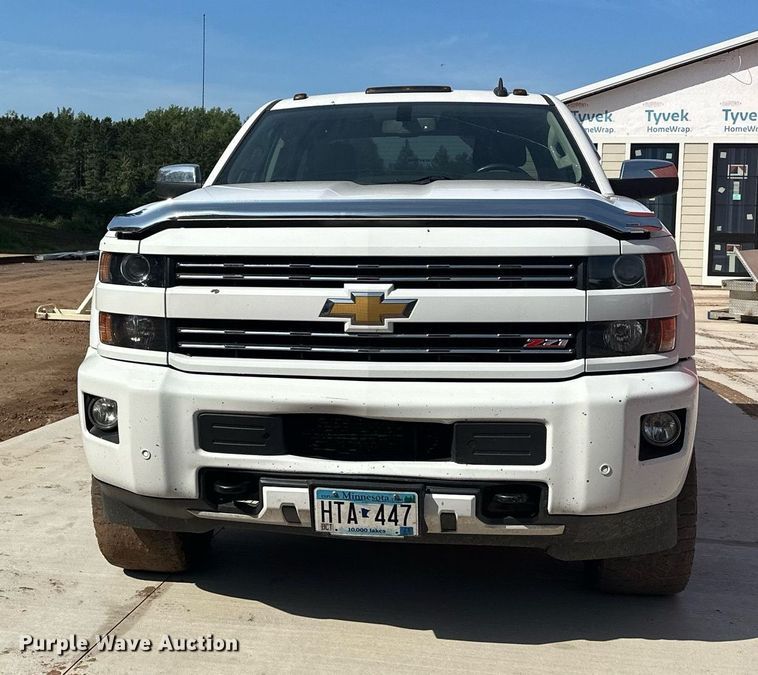 image for item MQ9437 2015 Chevrolet Silverado 2500  Crew Cab pickup truck